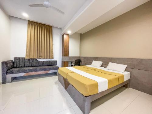 普杰Hari Om Residency的一间卧室配有一张床和一张沙发