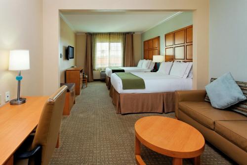 圣克拉拉圣克拉拉硅谷快捷假日&套房酒店的酒店客房,设有两张床和一张沙发