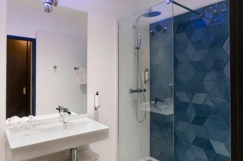 普瓦捷贝斯韦斯特普瓦捷酒店的一间带水槽和淋浴的浴室