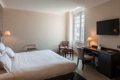 普瓦捷贝斯韦斯特普瓦捷酒店的酒店客房配有一张床、一张书桌和一台电视。
