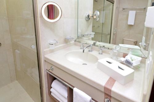墨西哥城墨西哥美迪加苏尔智选假日套房酒店的一间带水槽和镜子的浴室