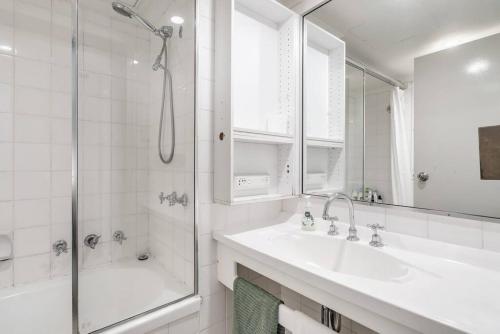 悉尼Studio in Hyde park, best location in Sydney City的白色的浴室设有水槽和淋浴。