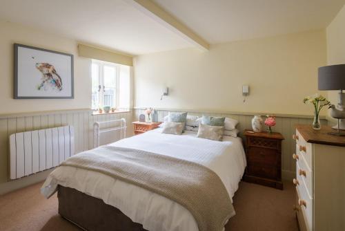 金斯布里奇The Grange的一间卧室设有一张大床和一个窗户。