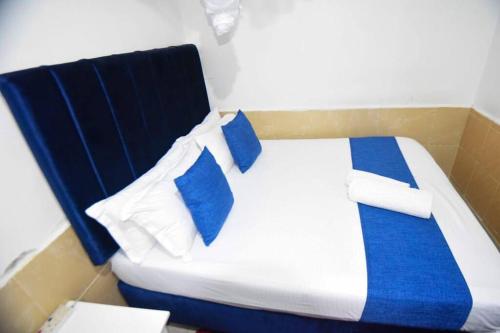 基苏木Pacho Homestay的蓝色和白色的床,配有蓝色枕头