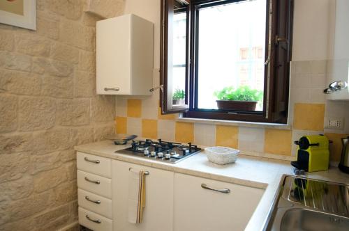 切列梅萨皮卡曼玛卡拉公寓的厨房配有炉灶和窗户。