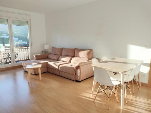 贝梅奥Apartamento PATXIKE con plaza de garaje的客厅配有沙发和桌子