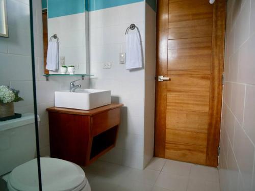Juan PedroLovely condo at Blue Sea Tower near Juan Dolio beach的一间带水槽和木门的浴室