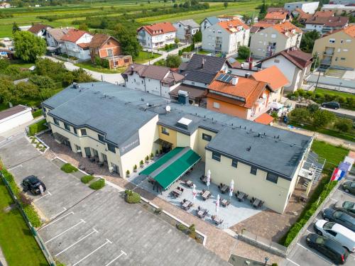 Sveta Nedjelja桑蒂尼酒店 的享有带游泳池的房屋的顶部景致