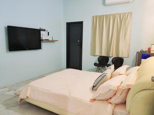 KaparKapar Homestay@Master Room/Private Bathroom/Private Car Park/1-2pax的一间卧室配有一张床和一台平面电视