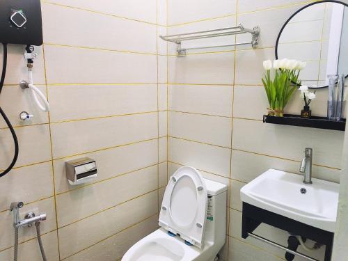 KaparKapar Homestay@Master Room/Private Bathroom/Private Car Park/1-2pax的一间带卫生间和水槽的浴室