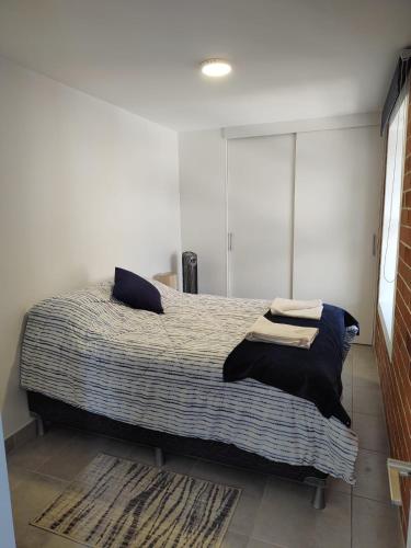 危地马拉Luxury Apartment, 1110 Z.4的一间卧室配有一张带毯子的大床