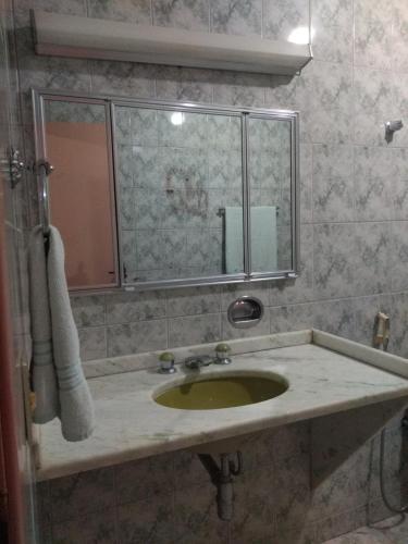 圣洛伦索Pousada Samambaia SL的一间带水槽和镜子的浴室