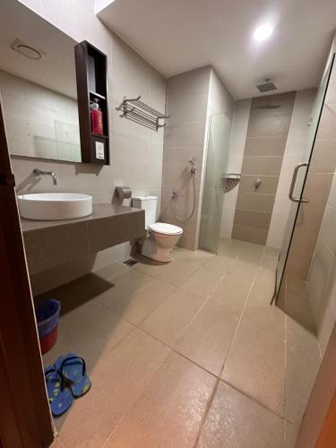哥打巴鲁Sweet Studio Apartment的浴室配有卫生间、盥洗盆和淋浴。