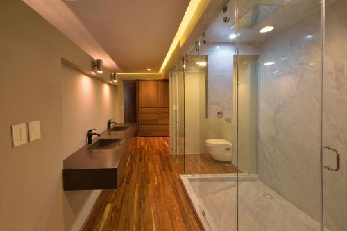 帕丘卡德索托帕丘卡快捷假日酒店的一间带水槽和玻璃淋浴的浴室