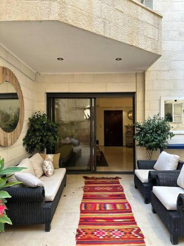 Ash ShumaysānīDiplomatic apartment area的客厅配有两张沙发和地毯。