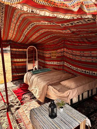 Authentic Desert Camp的一间卧室配有一张床和一张桌子