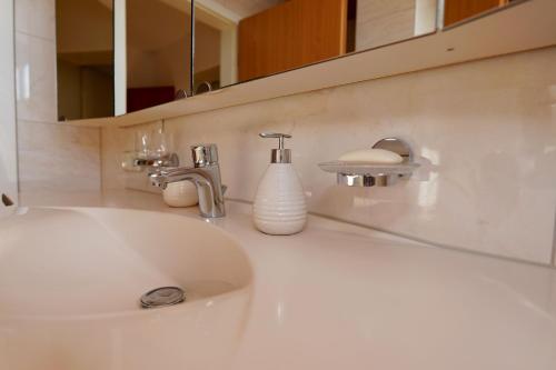 魏因海姆Tolle Wohnung mit Panoramablick的浴室设有白色水槽和镜子