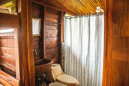 Tres EquisPacuare Mountain Lodge的小屋内的浴室设有卫生间和水槽。