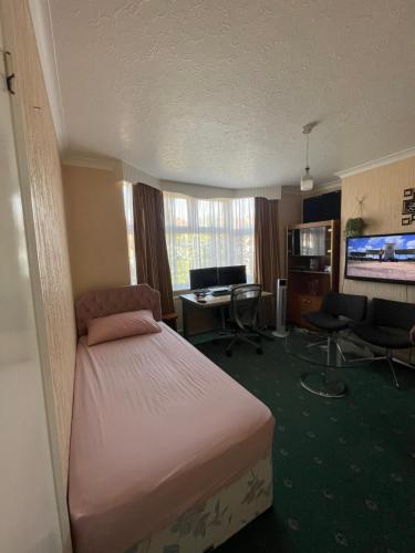 CanveyDouble room的配有一张床和一张书桌的酒店客房
