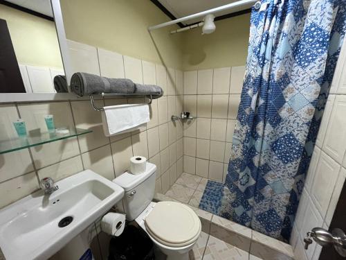 卡维塔Hotel Azul Coral的浴室配有卫生间、盥洗盆和淋浴。