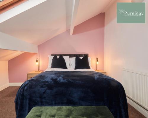 布雷得佛Stunning Four Bedroom House By PureStay Short Lets & Serviced Accommodation Bradford With Parking的阁楼卧室配有一张特大号床