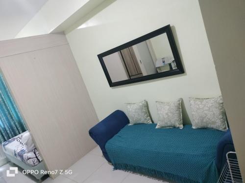 马尼拉Sea Residences Tower E&B - AURUM的一间卧室配有蓝色的床和镜子
