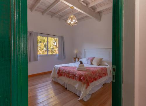 圣特雷西塔Mar & Campo的一间卧室设有一张大床和一个窗户。
