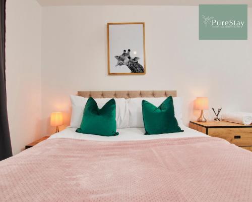 曼彻斯特Perfect for Business Stays in Manchester - 5 Bedroom House By PureStay Short Lets & Serviced Accommodation的一间卧室配有一张带绿色枕头的大床