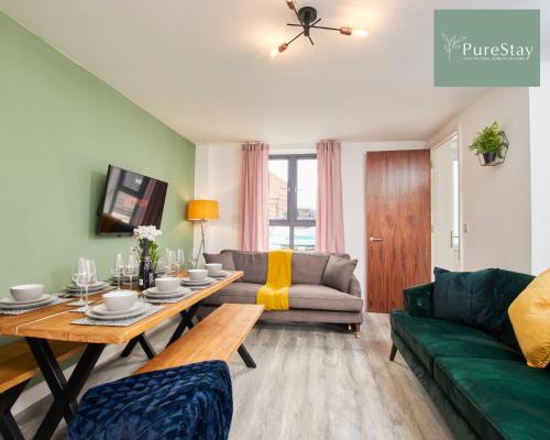曼彻斯特Perfect for Business Stays in Manchester - 5 Bedroom House By PureStay Short Lets & Serviced Accommodation的客厅配有绿色沙发和桌子
