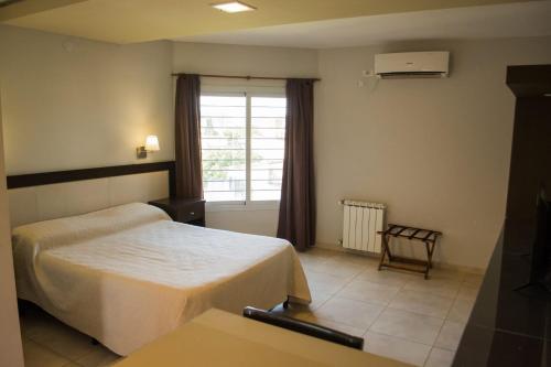 维拉卡洛斯帕兹Casa Decla的酒店客房设有两张床和窗户。