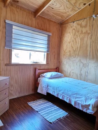 Bahía MurtaSol de la Patagonia Bahía Murta的一间卧室设有一张床和一个窗口