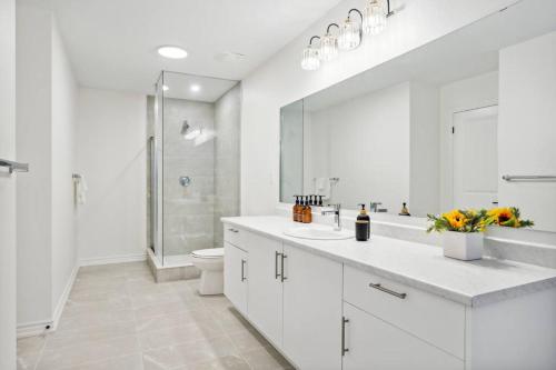 巴里Barrie Luxe, Pool Table 6 BR 6 BA Custom Design A+ Location的白色的浴室设有水槽和卫生间。