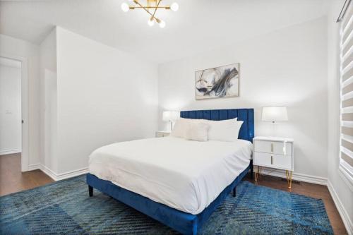 巴里Barrie Luxe, Pool Table 6 BR 6 BA Custom Design A+ Location的卧室配有蓝色和白色的床和蓝色地毯。