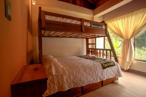 明多El Guayabal de Mindo的一间卧室配有双层床和窗户。