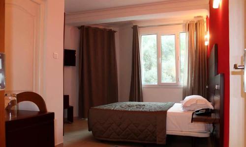 贝贾亚HOTEL DU NORD的酒店客房设有床和窗户。