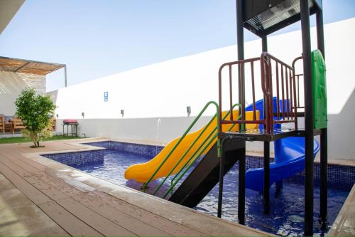 Khalij Salmanالمرفأ 2 شاليه مع مسبح والعاب مائية وغرف نوم فاخرة的游泳池内带滑梯的游乐场