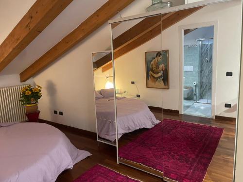 博洛尼亚Suite Indipendenza 58的一间带镜子和床的卧室