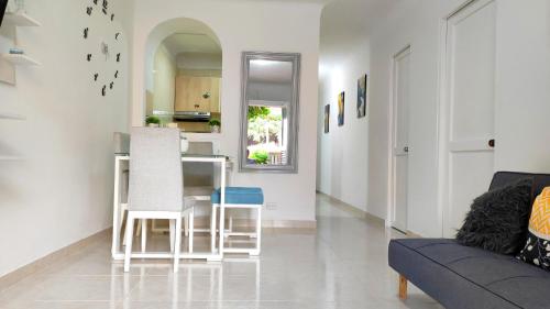 卡塔赫纳apartamento Ana ciudad amurallada的厨房以及带桌椅的起居室。