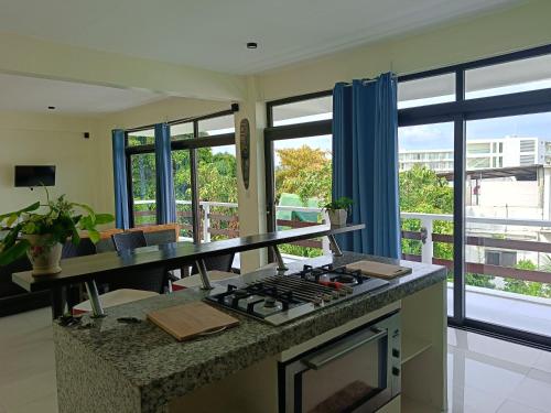 长滩岛Babosam Apartments的带窗户的客房内设有带炉灶烤箱的厨房