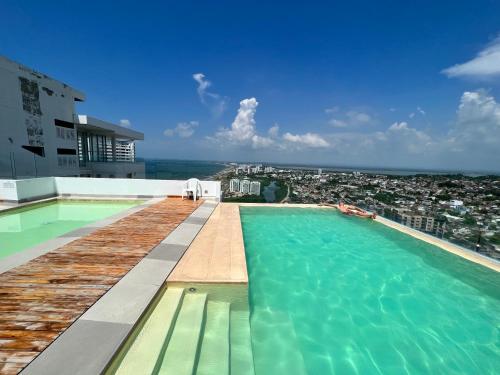 卡塔赫纳Cartagena Seaview Elegance的建筑物屋顶上的游泳池