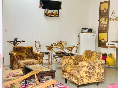 康塞普西翁德阿塔科Entre tejas的客厅配有两把椅子和一张桌子