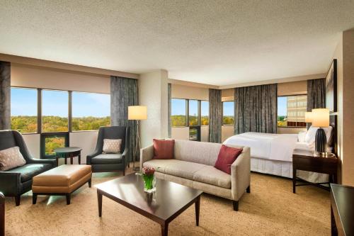 南菲尔德底特律绍斯菲尔德威斯汀酒店的酒店客房设有床和客厅。