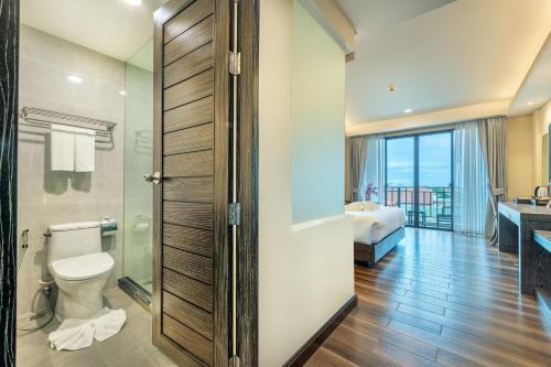 华欣Treepana Boutique Hotel, Huahin的一间带卫生间的浴室和一间带卧室的浴室
