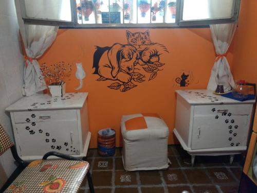 圣米格尔·德·图库玛La Cage的浴室内有墙上涂有猫的画