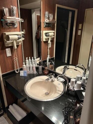 横滨Hotel AKAIKUTSU - Adult Only的一间带两个盥洗盆和大镜子的浴室