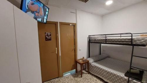 雷乌斯Pension Suiza的小型客房配有双层床和双层床。