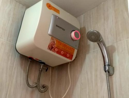 日惹Apartemen Malioboro city by Ameliarooms的带淋浴的浴室内的肥皂机