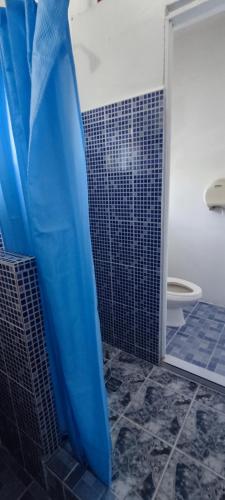 拉利伯塔德Playa El Obispo F La Libertad Playa El Obispo的一间带蓝色淋浴帘的淋浴的浴室