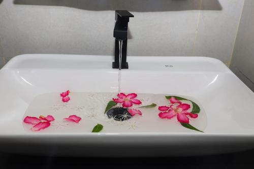 Pahala MaragahawewaLife of Leisure Wilpattu的水槽里装有鲜花,水里装有水