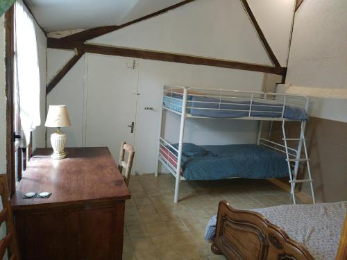 Mers-sur-IndreGîte de la Venerie Indre 36的一间卧室配有一张双层床、一张桌子和一张床